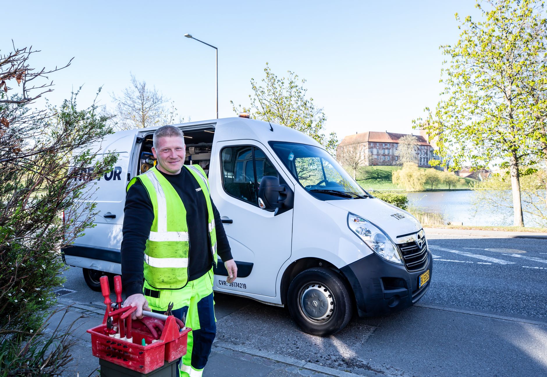 Monteur bij de bedrijfsbus