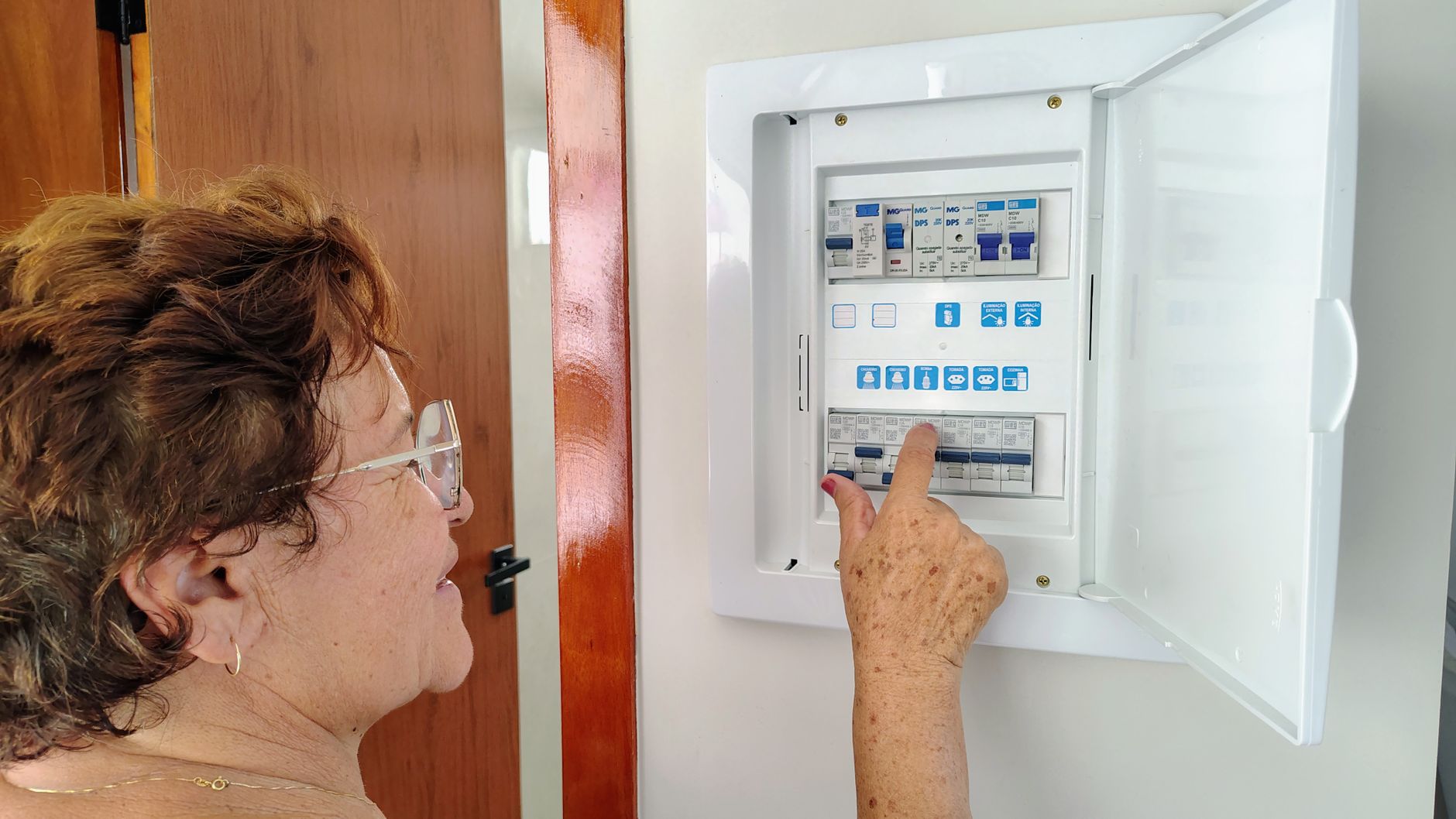 Werk aan een meterkast en groepenkast